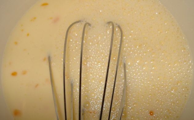 Hier werden Eierkuchen mit Kefir gemacht - ein tolles Essen.