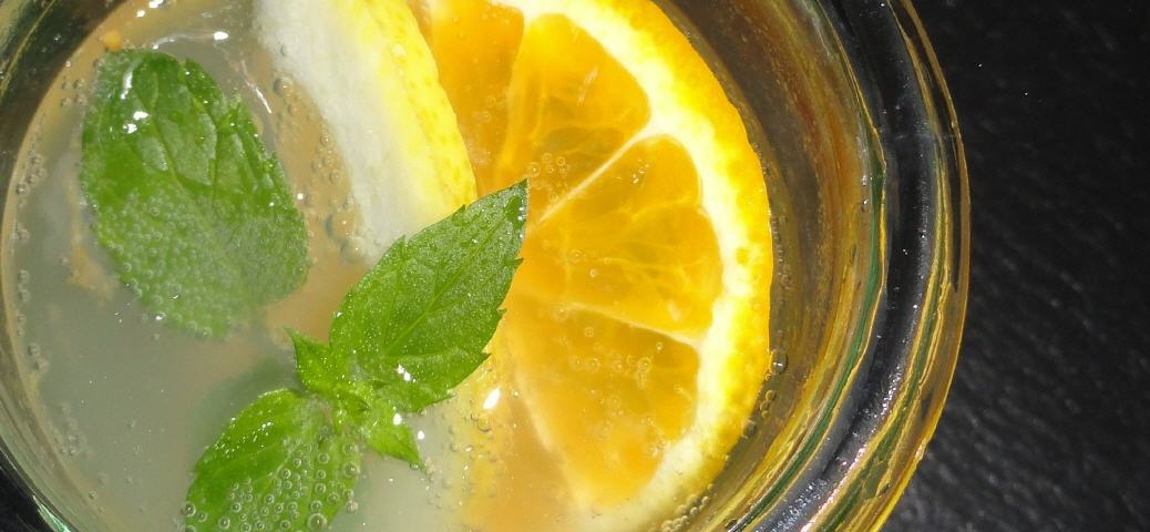 Nach dem erfolgreichen Aktivieren bzw. Reaktivieren der Wasserkefir-Kristalle entsteht durch Ansetzen wieder frischer Wasserkefir mit k&ouml;stlichem Geschmack.