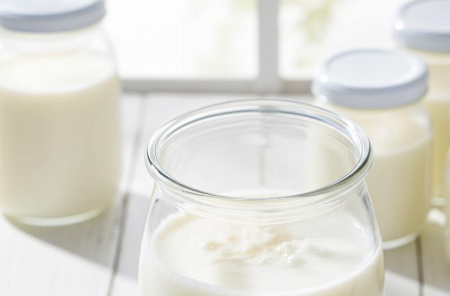 Blick ins G&auml;rgef&auml;&szlig; - Die Fl&uuml;ssigkeit Kefir-Molke und der festere Kefir-Bruch haben sich durch kr&auml;ftiges Umr&uuml;hren wieder vereint.