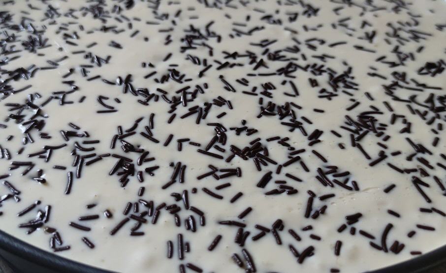 Teig mit Schokostreusel und Kefir - in einer Form zum Backen.