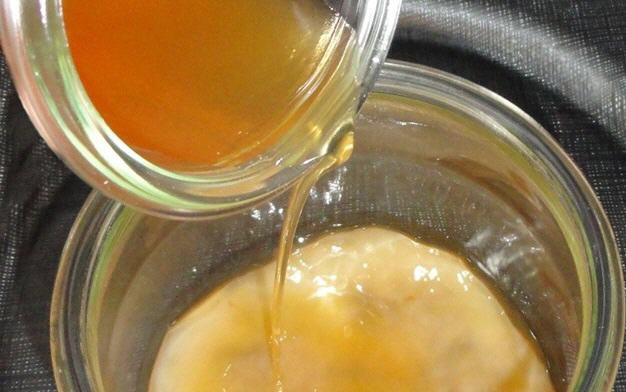 Die Kombucha-Kultur wird angesetzt mit gezuckertem Schwarztee.