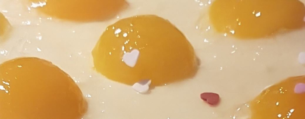 Leckerer Spiegeleikuchen � der Teig wurde mit Kefir zubereitet. Ein tolles Rezept mit Proteinen und N&auml;hrstoffen zum Dessert.