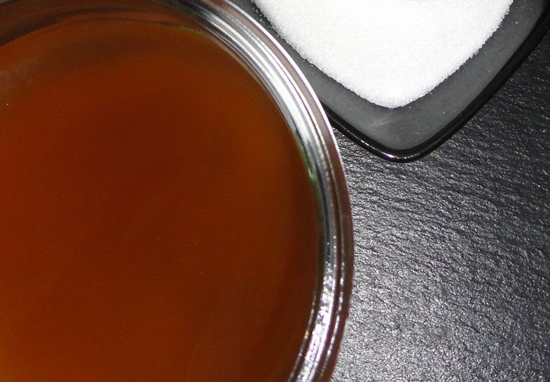 Schwarzer Tee und weißer Zucker für Kombucha