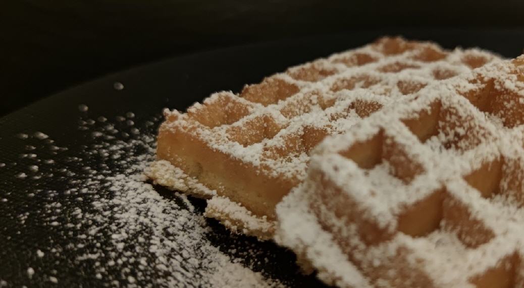 Waffeln - Mit Kefir gebacken und mit Puderzucker bestreut.